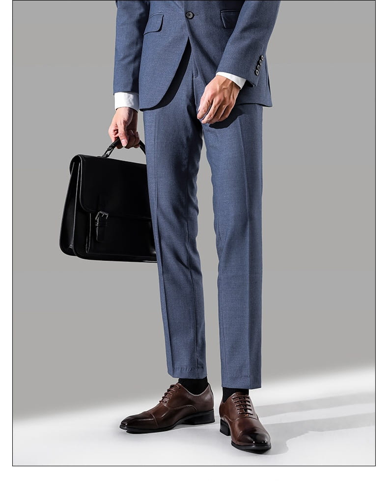 Chaussures habillées en cuir Oxford pour homme, style japonais, assorties à une mallette en cuir noir au design structuré et à la quincaillerie à tons argentés.