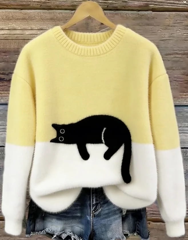 Ein weicher gelber und weißer farbblockierter Strickfleece-Pullover mit schwarzem Katzenapplikationsdesign für Weihnachten.