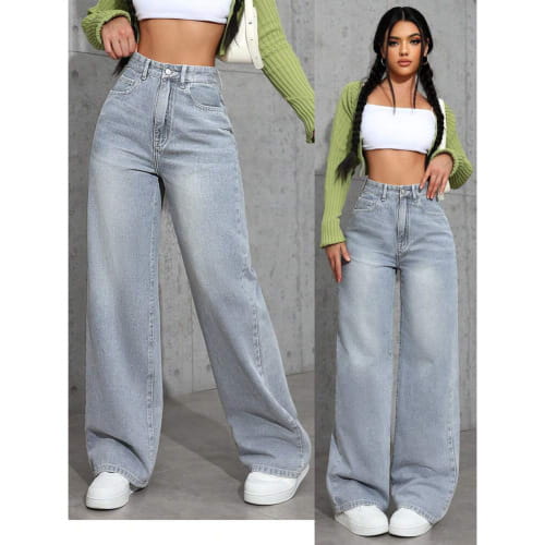 Jeans en denim rose taille haute, jambe évasée, en denim à lavage clair, avec un design classique à cinq poches et une fermeture par bouton.