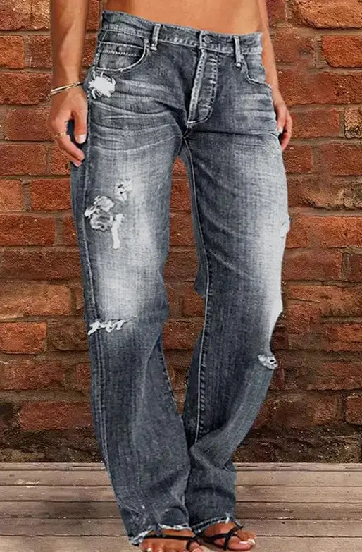 Jeans en denim à jambes droites amples et déchirées, effet vieilli, en bleu, présentant des ourlets effilochés et des détails déchirés sur un matériau en denim bleu usé