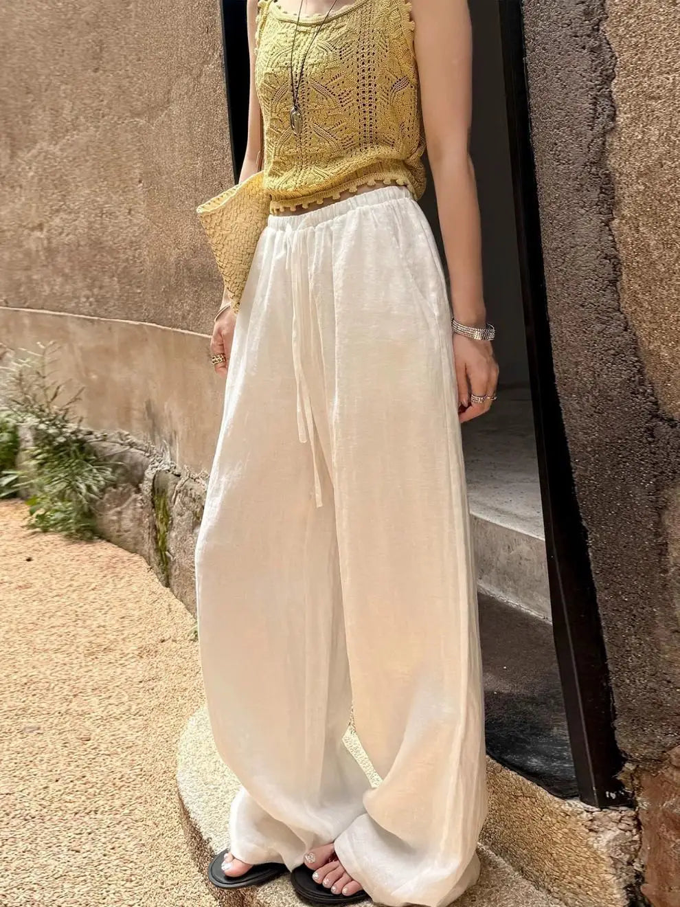 Pantalon ample en lin blanc à jambes larges avec ceinture à cordon pour un ajustement confortable et décontracté