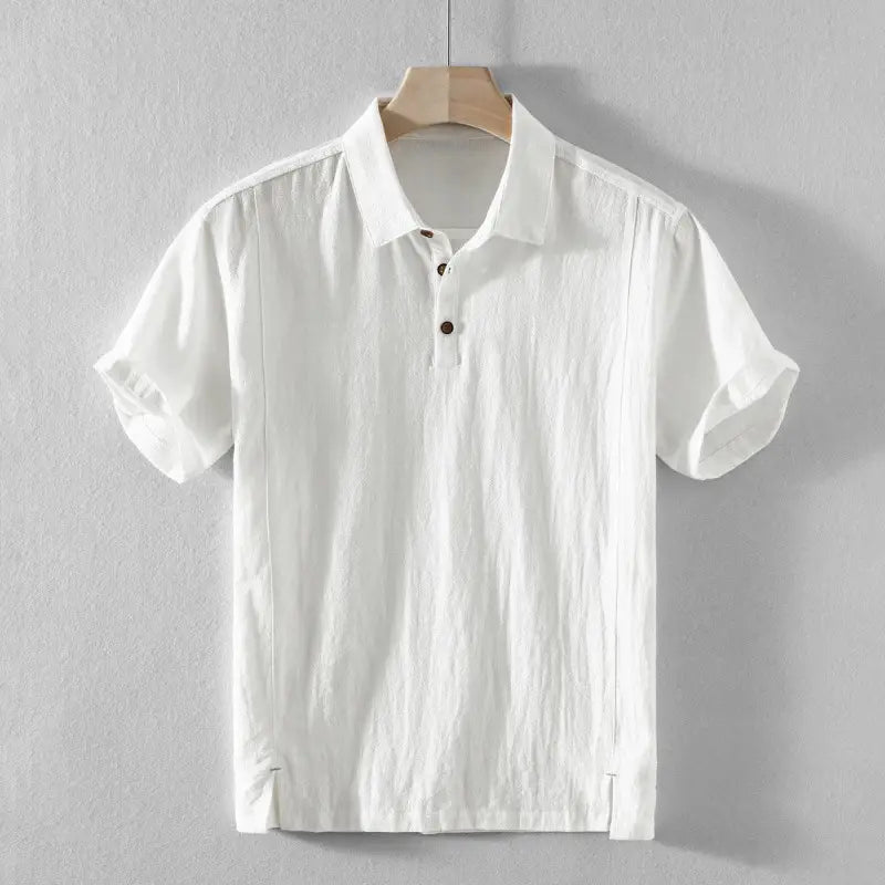 Chemise en lin pour homme blanche, décontractée, respirante pour l’été, avec manches courtes, tissu texturé et boutons foncés.