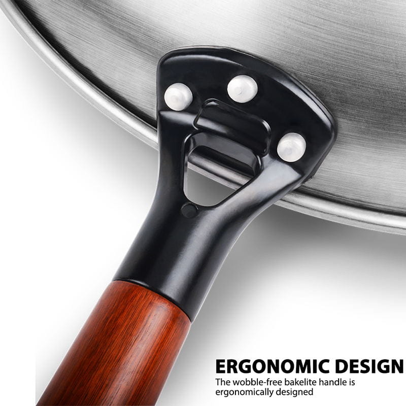 Schwarzer Wok aus Schmiedeeisen mit Antihaftbeschichtung mit Holzgriff und einem eleganten ergonomischen Bakelit-Griff.