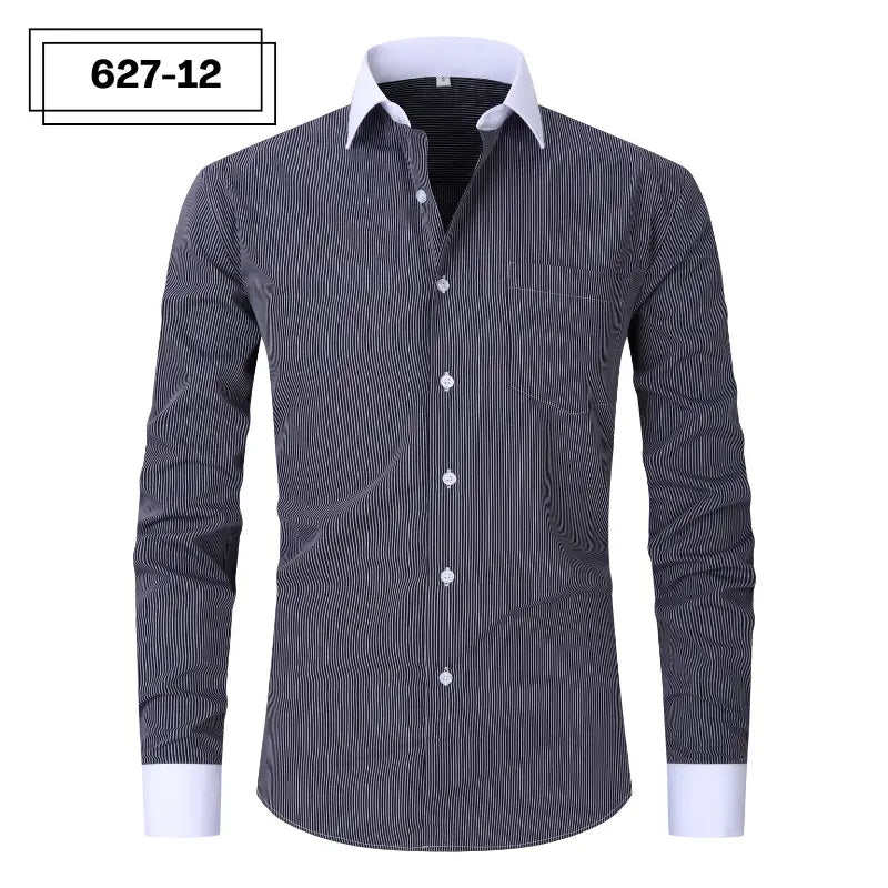 Ein Plus-Size-Herren-Kleidhemd mit langen Ärmeln mit dunklem grauem und weißem Vertikal-Pinstripe-Muster sowie klarem weißem Kragen und Manschetten.