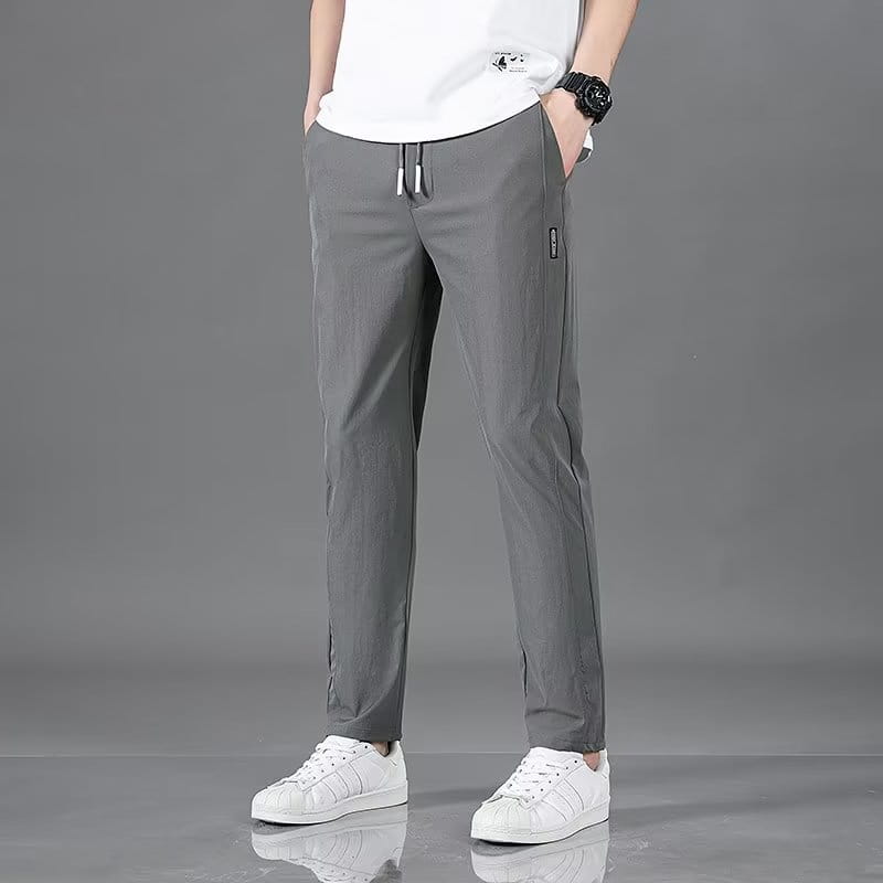 Herren-Eisskizzen-Geradebein-Athletik-Jogginghosen aus Eis-Seide in Grau mit Slim Fit, Kordelbund, dezenten Seitentaschen und einer eleganten Stoffausführung.