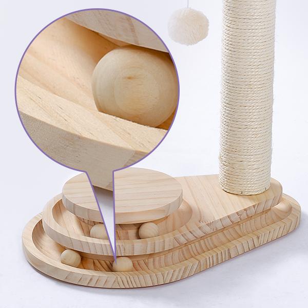 Griffoir pour chat en bois clair, avec corde en sisal et une piste à balles intégrée pour un jeu interactif et le grattage.