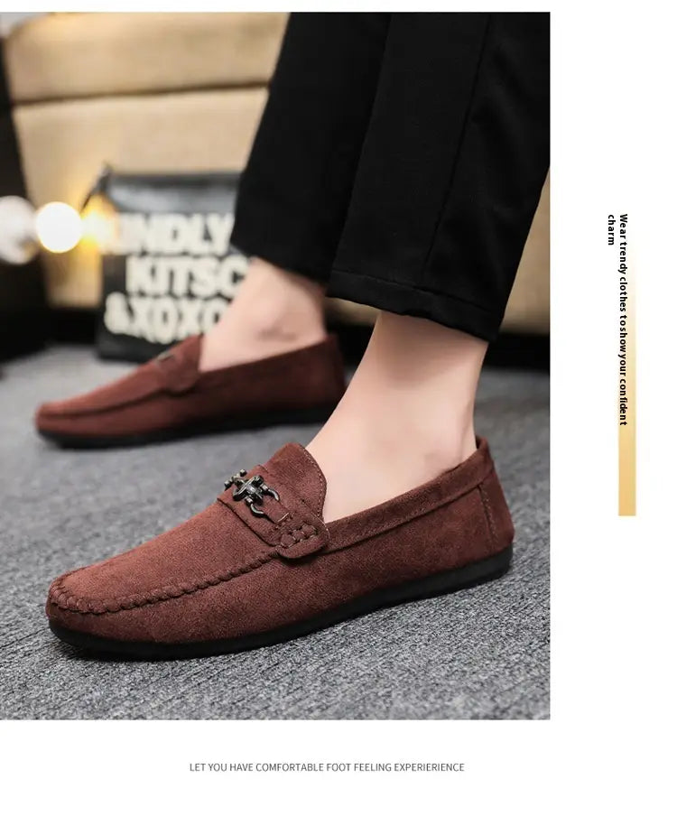 Mocassins à enfiler en daim marron pour homme avec mors de cheval, comportant un accent de boucle métallique sur un matériau en daim marron