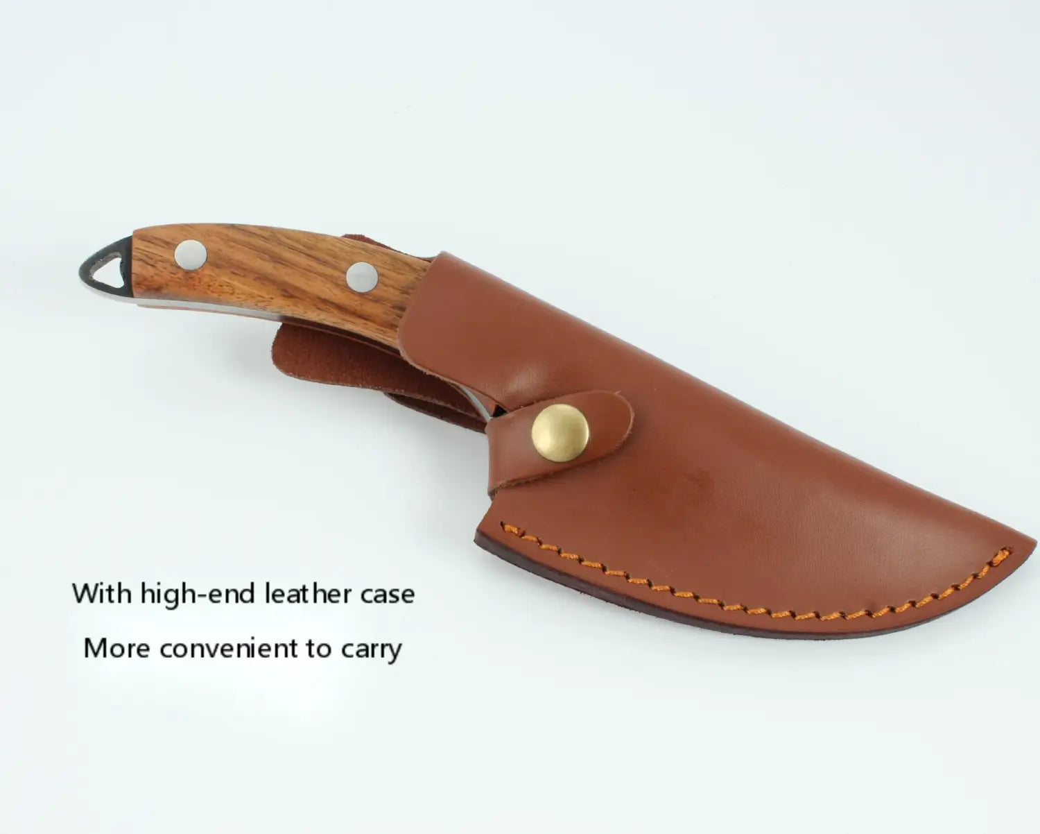 Un étui de couteau en cuir brun avec des coutures beige et une fermeture à pression en laiton, conçu pour accueillir un couteau à désosser à manche en bois fabriqué à la main en acier au carbone à haute teneur forgé à chaud.
