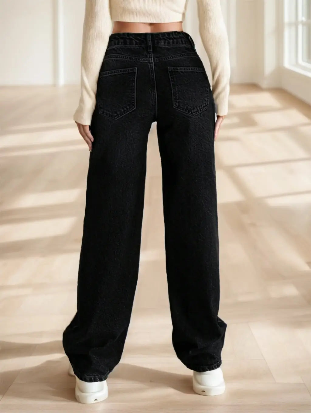 Schwarze High-Waist-Wide-Leg-Denimjeans mit entspannter Passform und klassischen Gesäßtaschen, von der Rückseite abgebildet.