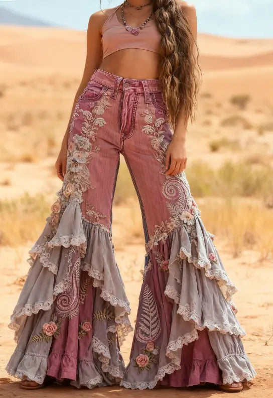 Rosa- und graubestickte Retro-Jeans mit hoher Taille aus Denim mit ausgestellten Beinen, geschichteten Volants und Spitzenbesatz.