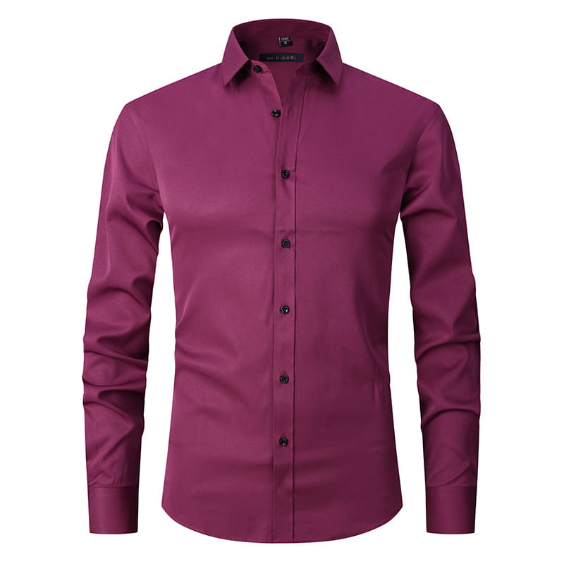 Ein elegantes langärmliges Hemd aus Stretch-Satin für Herren in Slim-Fit-Passform in edlem Burgunderrot mit schwarzen Knöpfen und einem klassischen Kragen.