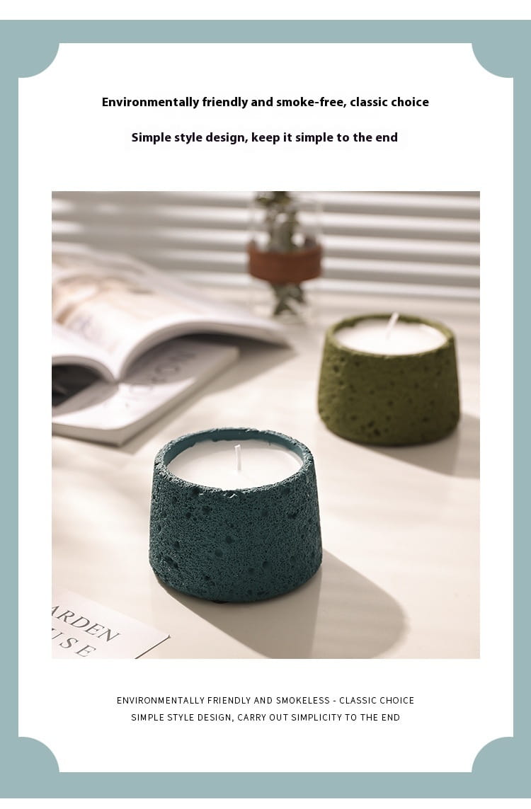 Support de bougie en ciment bleu sarcelle foncé, surface poreuse texturée et intérieur en cire blanche, conçu comme une coupelle d’aromathérapie.