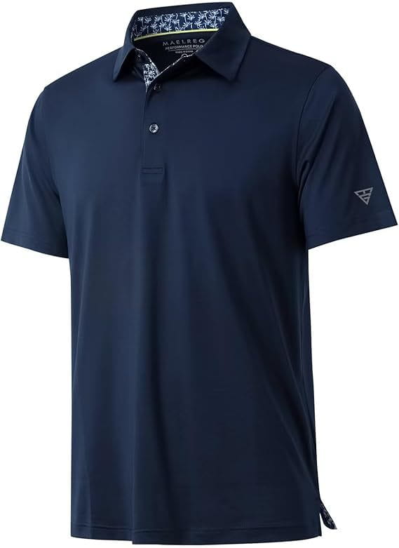 Navyblaues Maelreg Performance-Polohemd für Herren mit schnell trocknendem, atmungsaktivem Stoff; mit dezentem Muster im Innenkragen und einem kleinen Logo am Ärmel, für Golf ausgelegt.