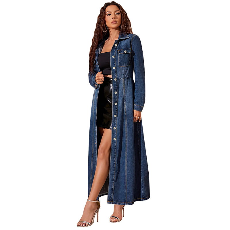 Ein langärmeliges Maxi-Cardigan-Kleid aus Denim mit Knopfleiste vorne, das einen langen Mantel aus dunkelblauem Denim mit Knopfleisten-Design und seitlichen Schlitzen zeigt.