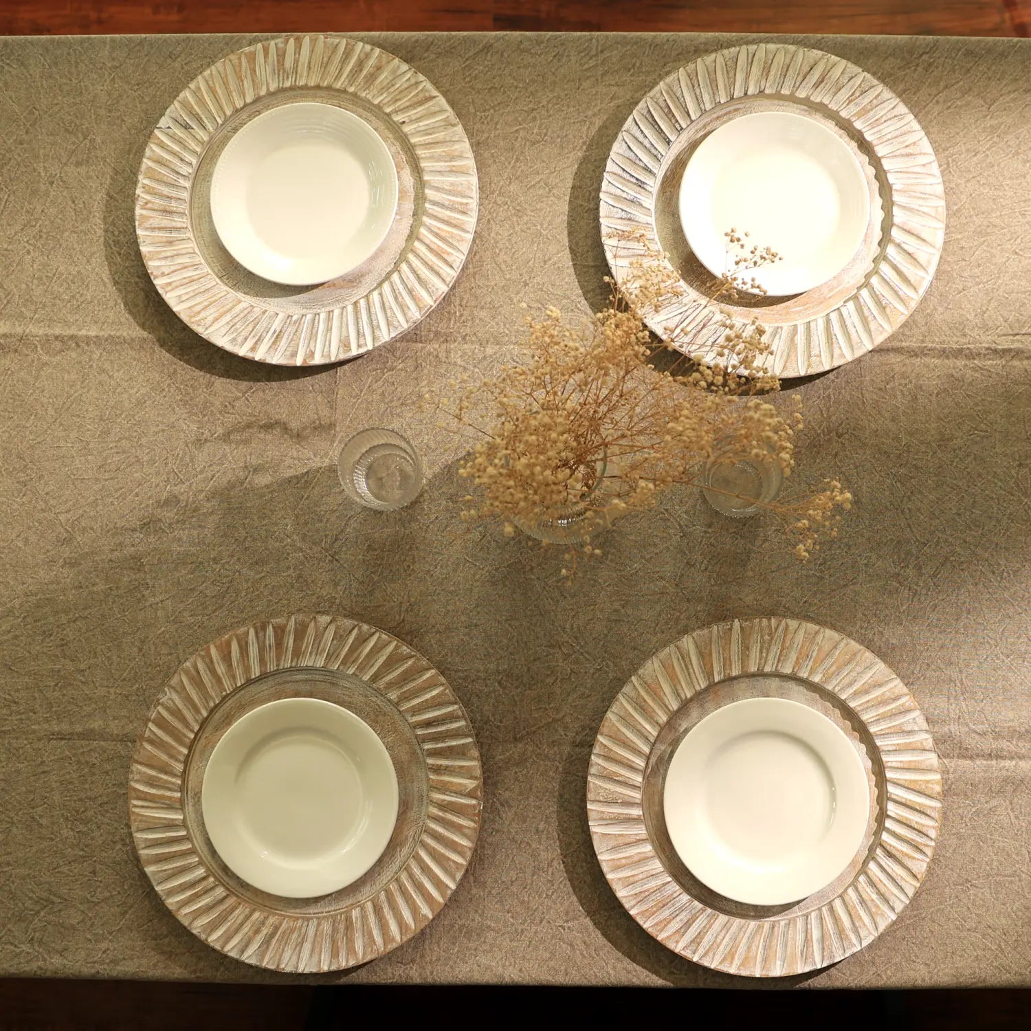 Ensemble de sous-assiettes en céramique et bois blanc pour assiette, 13 pouces, avec bord à motif d’éclats de soleil en relief, sur des dessous décoratifs assortis