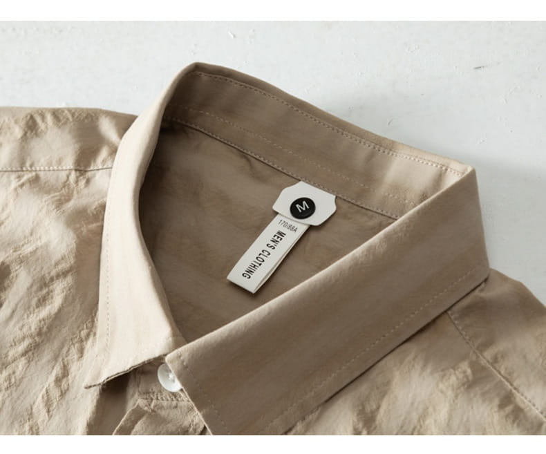 Kurzärmliges Baumwollhemd im lässigen Stil in beigem Streifenlook, mit sauberem Kragen und dezenter Steppnaht.