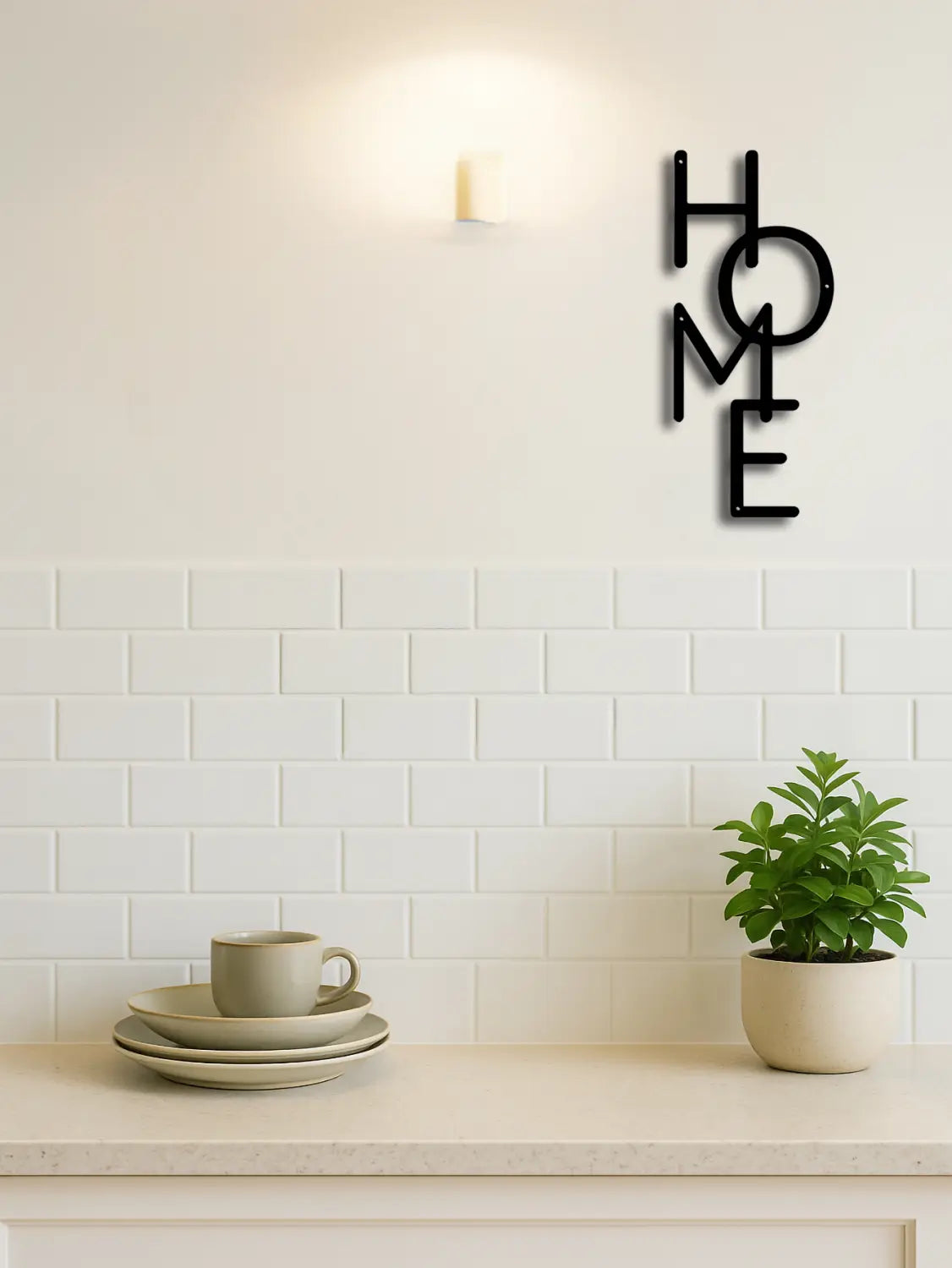 Schwarze Metall-Wanddekoration für zu Hause mit kräftiger moderner Beschriftung, oberhalb einer weißen gefliesten Anrichte montiert, für minimalistische Sign-Art.