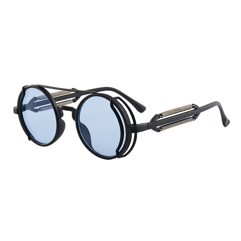 Gafas de sol steampunk redondas con montura metálica negra, lentes con tinte azulado y detalles metálicos texturizados en las patillas, que incorporan doble resorte.