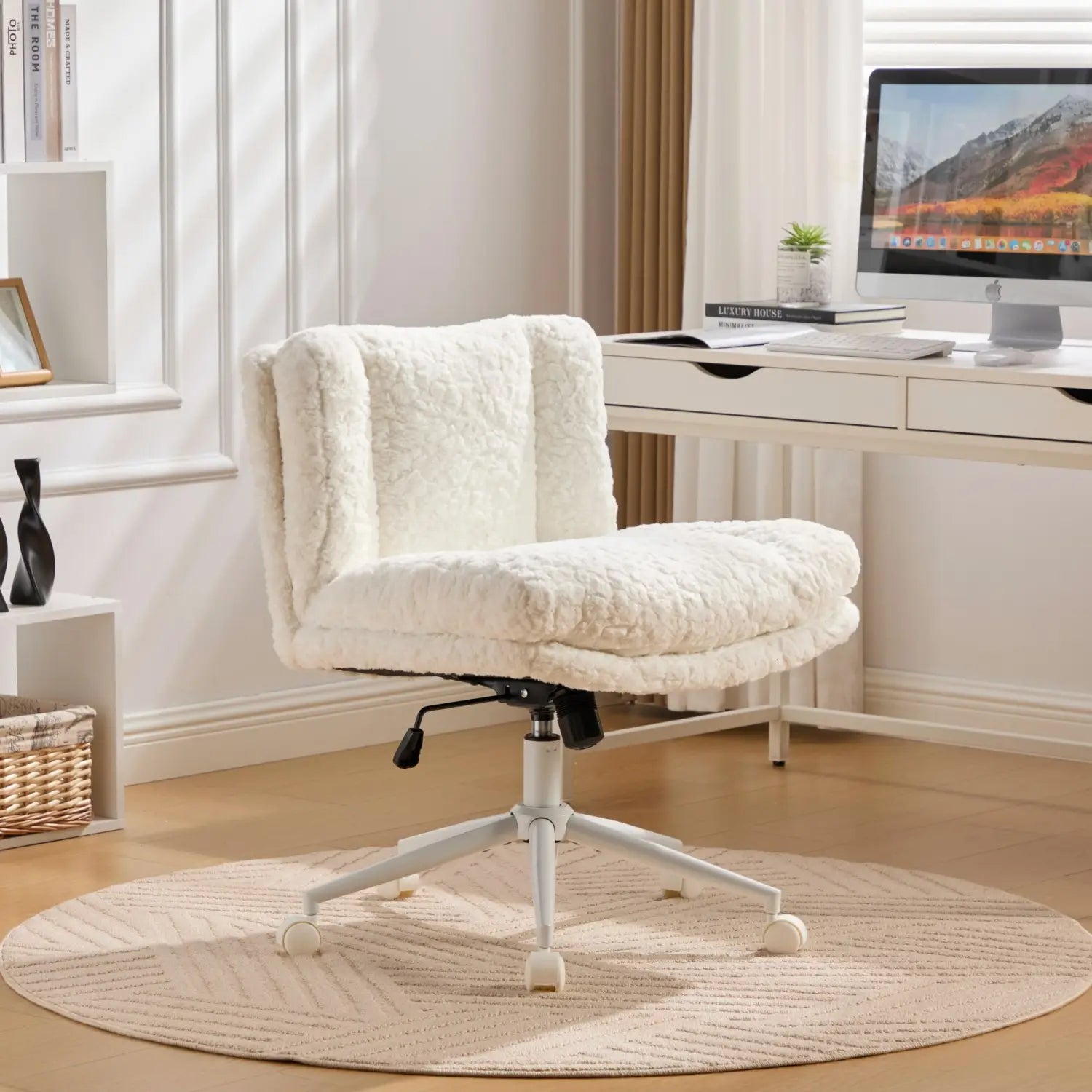 Chaise de bureau en fausse fourrure blanche, avec design de pivotement de l’assise large, base à cinq branches et roulettes pour une mobilité aisée.