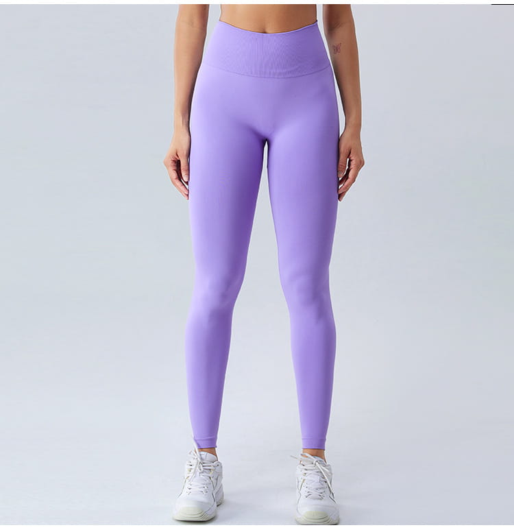 lila Sculptfit High-Waist-Nylon-Leggings aus dehnbarem, körperbetontem Material.