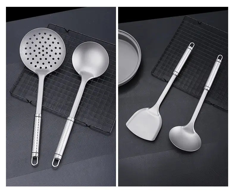 Ensemble de deux ustensiles de cuisine en acier inoxydable comprenant une cuillère à trous à fente perforée et une louche pleine dotées de poignées élégantes pour la spatule pour wok en titane et l’ensemble d’ustensiles de cuisine.