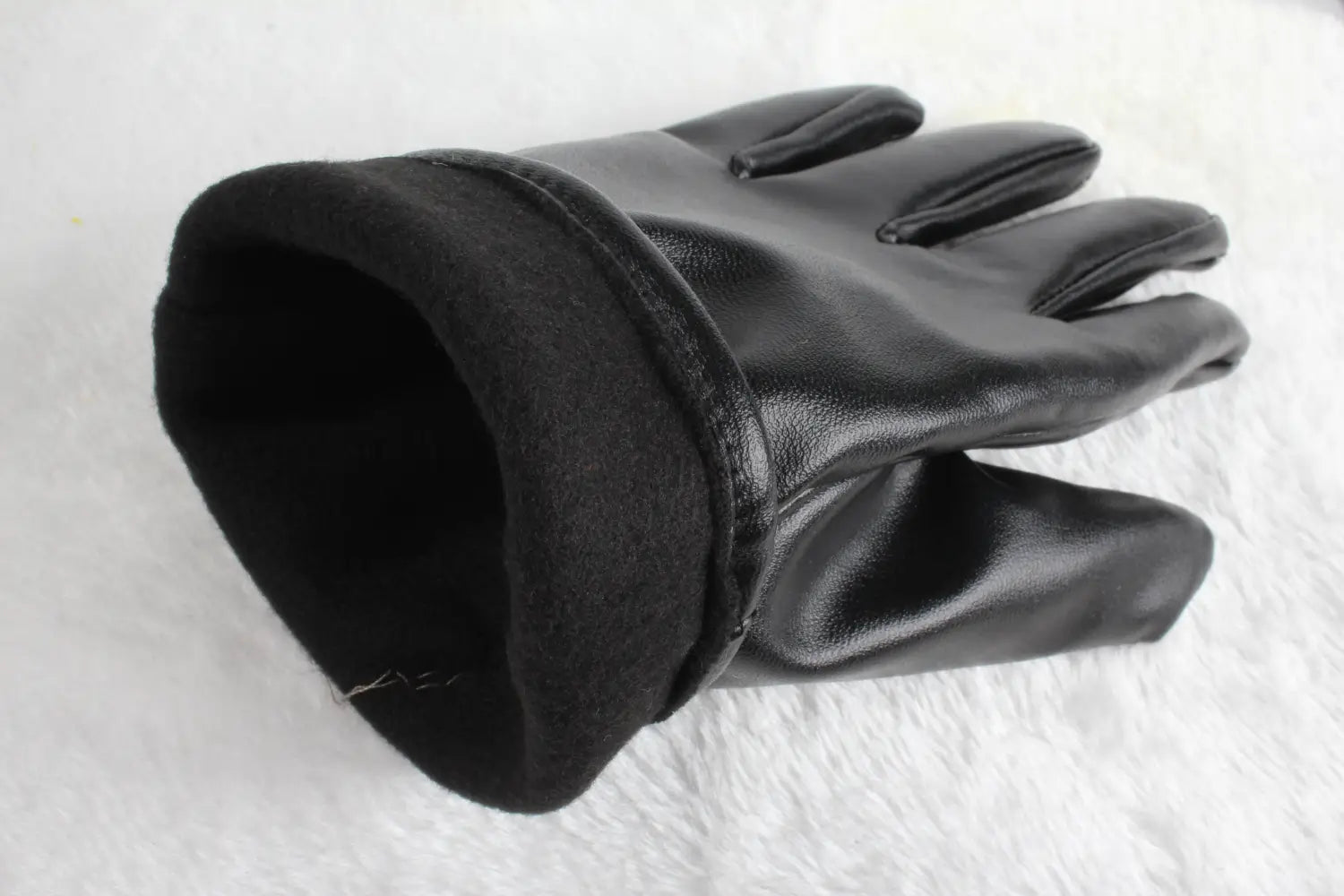 Gant d’hiver en cuir noir avec un intérieur doux doublé de polaire, conçu pour la chaleur unisexe et la protection coupe-vent, présenté côté dos.