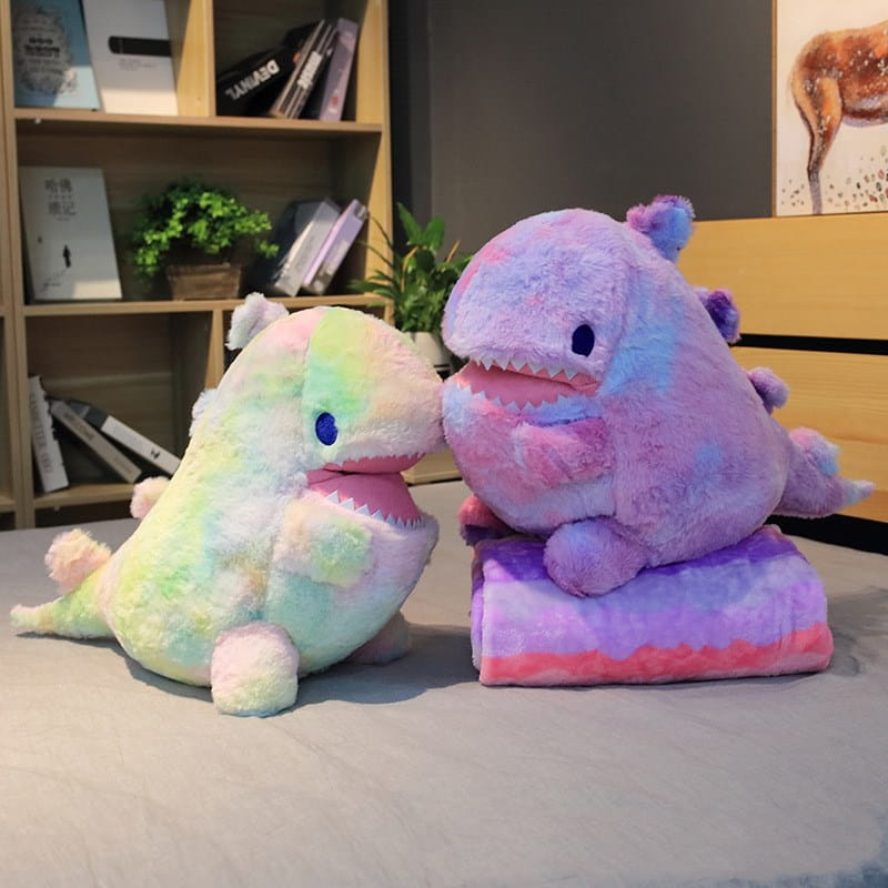ソフトなグラデーション模様と60cmのサイズを特徴とする、パステルな虹色のタイダイぬいぐるみ恐竜。抱き心地の良いドールとしてのコレクタブル仕様。