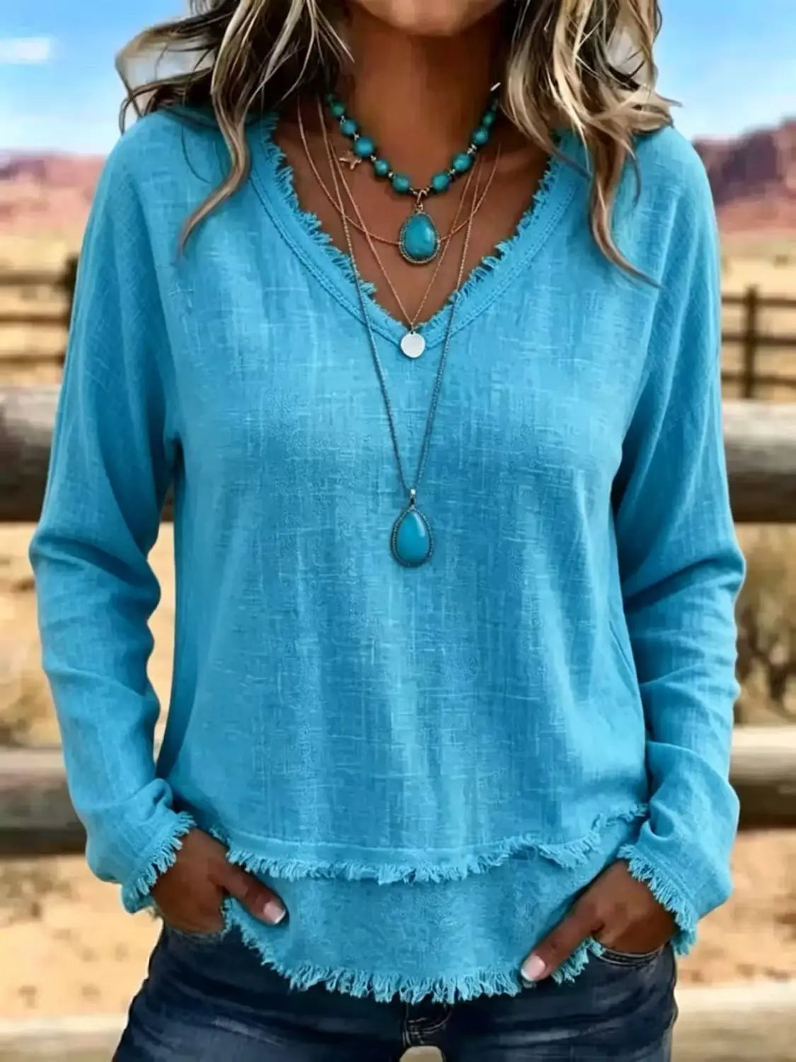 T-shirt décontracté pour femmes à manches longues et encolure en V turquoise éclatant, avec ourlet effiloché.