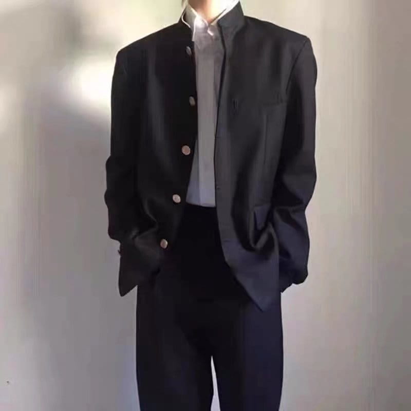 Schwarzer Stehkragen-Japan-Schuluniform-Blazer für Herren mit silberfarbenen Knöpfen und dezentem Schimmer.
