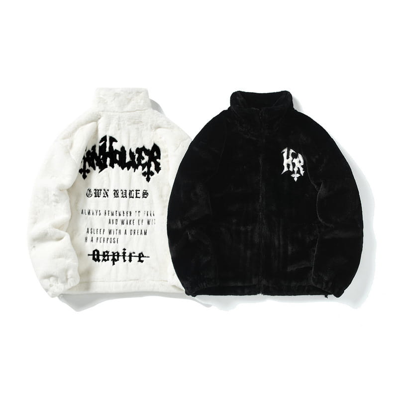 Chaquetas bomber acolchadas de peluche en color blanco y negro, con letras bordadas en la parte posterior de una y un parche con logotipo en el pecho de la otra, confeccionadas con material de pelo sintético tipo gótico y terciopelo
