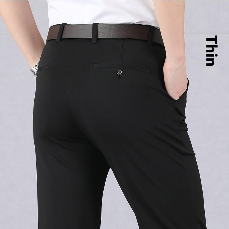 Herren-Slim-Fit-Eis-Seiden-Leichtgewicht-Anzughose in Schwarz mit glatter Oberfläche und dezenten Nähten.