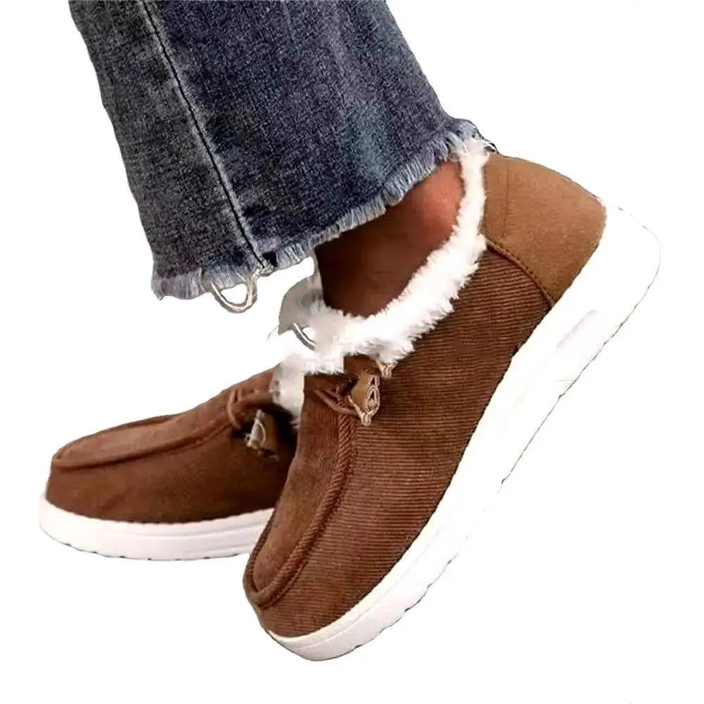 Braune Corduroy-Slipper-Loafer mit weißem Kunstfellfutter und weißer Gummisohle, entworfen als warme Baumwoll-Flachschuhe für den Winter.