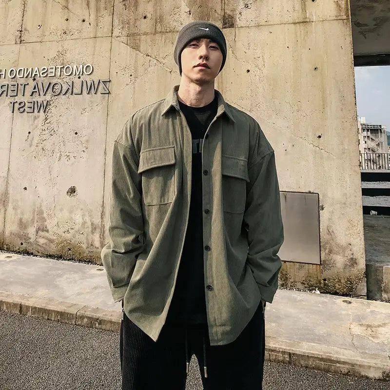 Herren-Retro-Utility-Hemdjacke aus Cord mit lockerer Passform in Olivgrün, mit zwei Brusttaschen und einer entspannten Passform