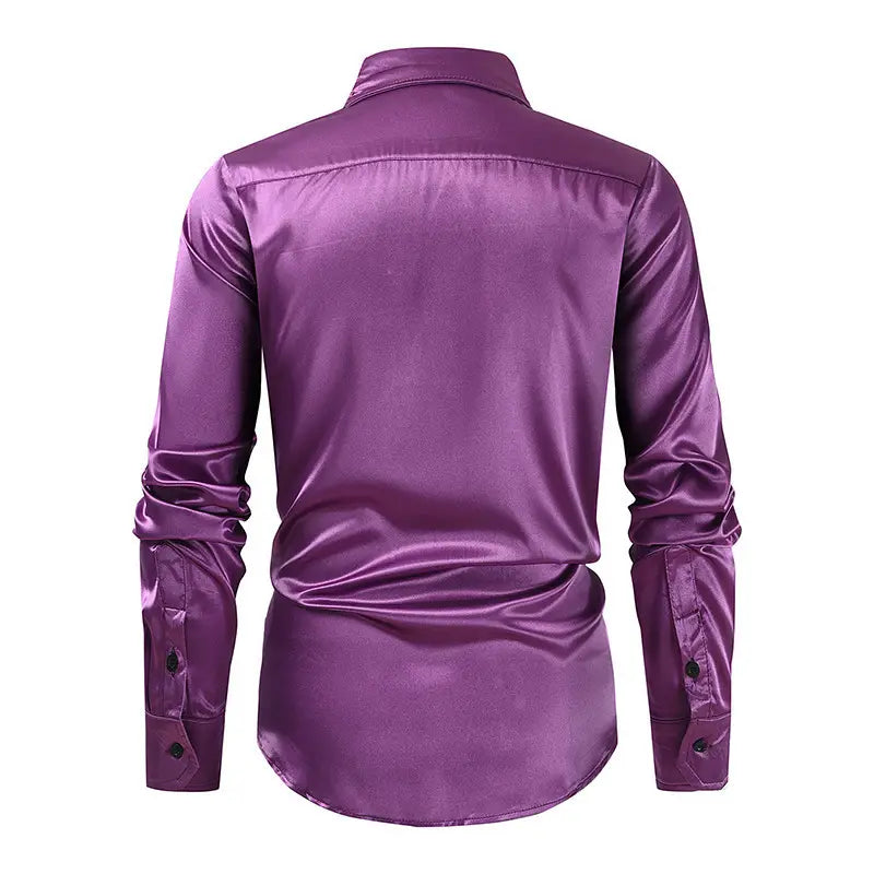 Herren-Slim-Fit-Paillettenkleid für Partys mit einem eleganten Langarm-Klassikkragen-Design aus schimmerndem lila Satin mit geknöpften Manschetten.
