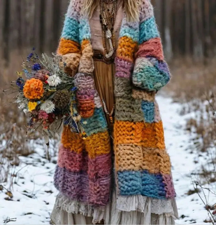 Ein lebendiger, handgestrickter Regenbogen-Kapuzenmantel aus Patchwork in erdigen und Pastellfarbtönen.