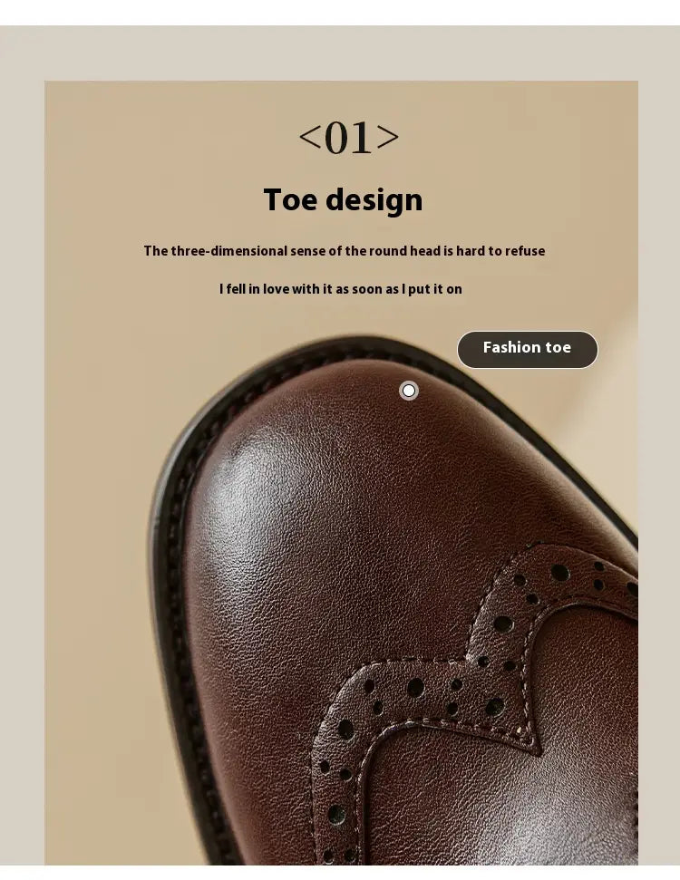 Brauner Leder-Mary-Jane-Schuh mit rundlicher Zehenform, T-Riemen und dekorativen Brogue-Verzierungen.