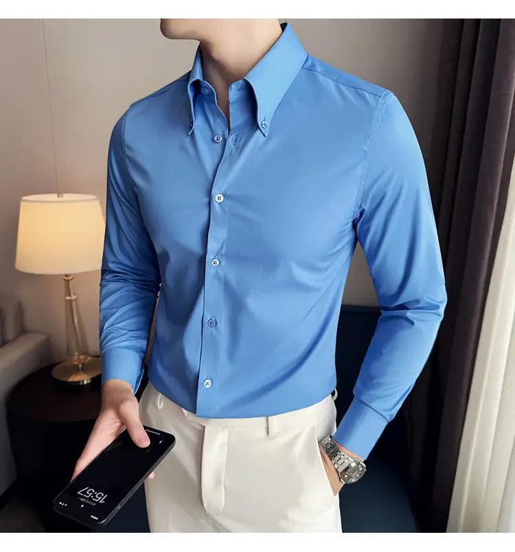 Chemise habillée sans repassage pour homme en grande taille en bleu clair, manches longues et col boutonné classique.