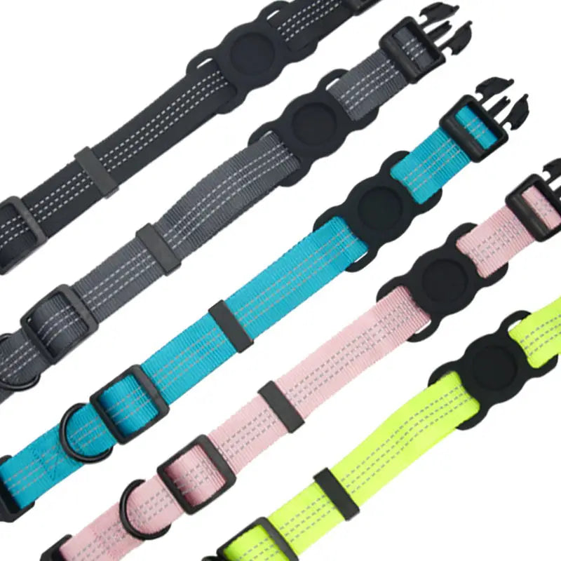 Leuchtend farbige reflektierende GPS-Hundehalsbänder mit Nylon-Trackerhaltern in Schwarz, Grau, Teal, Pink und Neon-Gelb mit verstellbaren Kunststoffschnallen.