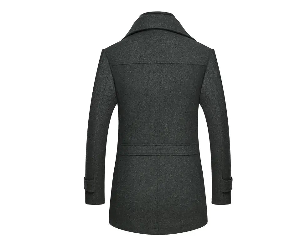 ノッチドカラーとダブルブレストのデザインを備えた、濃いグレーのウール混メンズキルティング冬用コート。