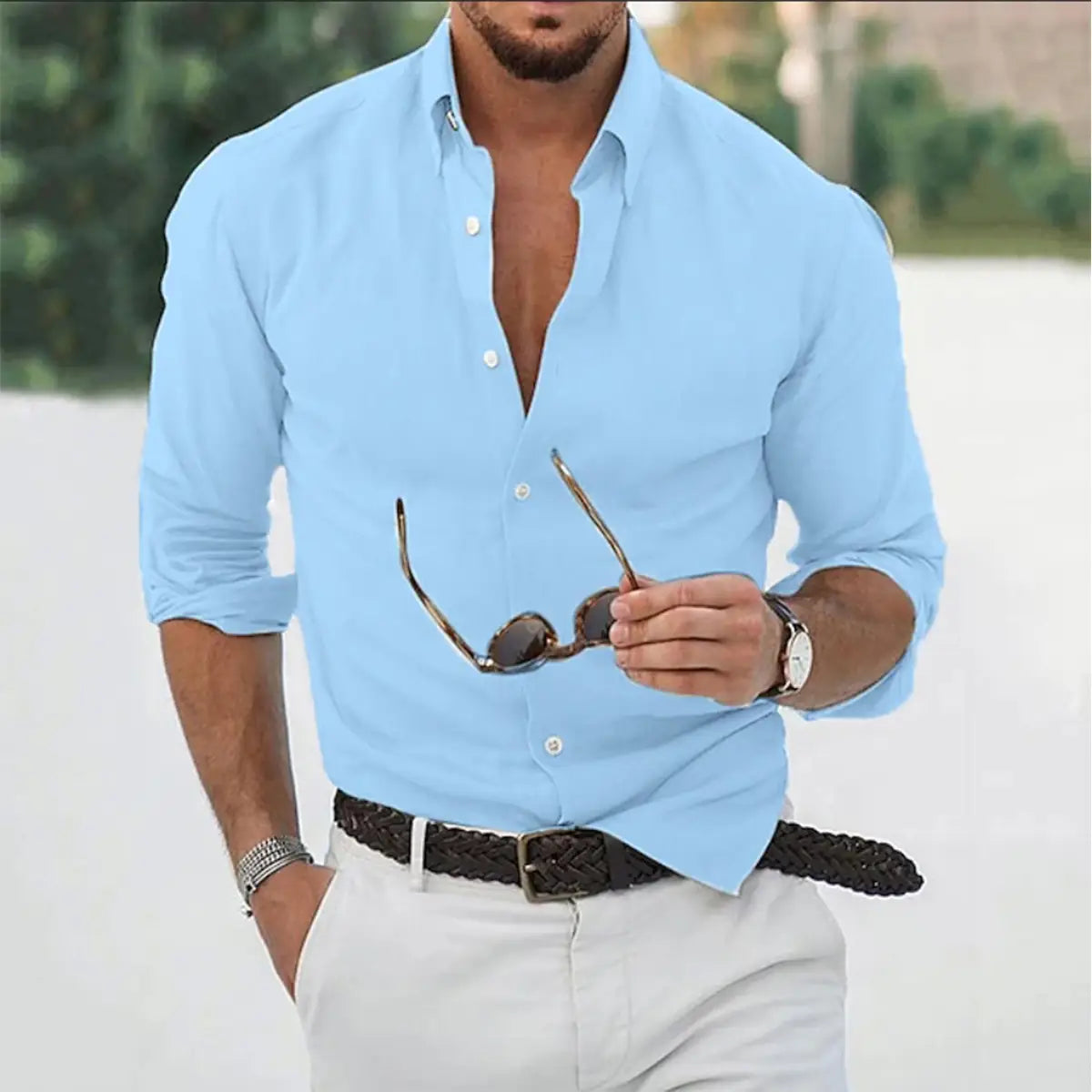 Herren-Casual-Baumwollhemd mit Knopfleiste, Kurzarm, in Hellblau, mit weißen Knöpfen und umgeschlagenen Ärmeln für einen entspannten Look
