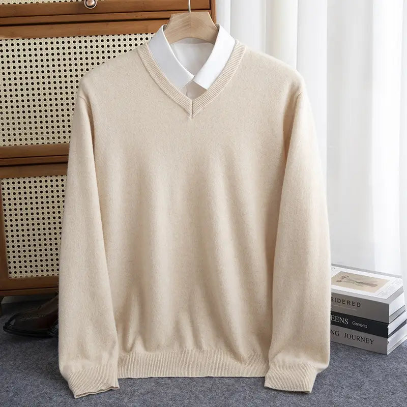 Beiger Herren-V-Ausschnitt-Cashmere-Wollstrickpullover mit dezentem geripptem Besatz und ordentlich gefaltetem Halbkragen für den Wintereinsatz.