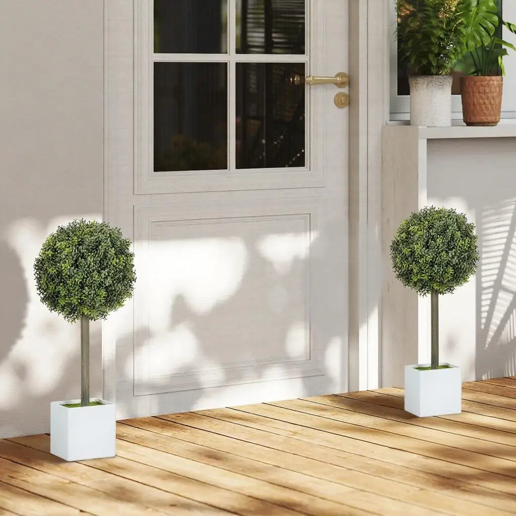 zwei identische weiße quadratische Töpfe, die jeweils eine Buchsbaum-Topiary-Kugel mit dichtem grünem Laub und einem schlanken metallischen Stiel im Set zu 2 aufnehmen