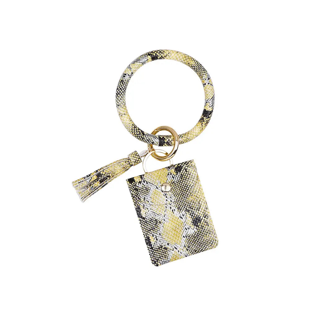 Porte-cartes avec mousqueton de poignet en cuir, avec gland, en cuir imprimé serpent jaune et noir, comprenant une pochette rectangulaire assortie.