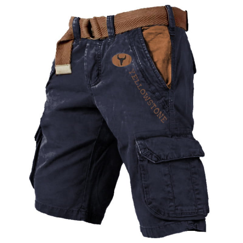 Bermudas cargo pour hommes en denim bleu foncé à poches multiples, avec accents bruns et logo Yellowstone sur la cuisse, présentant un design robuste et une ceinture.