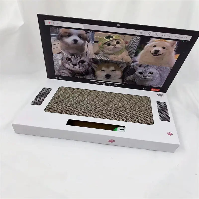 Weiße laptopförmige Pappkarton-Katzenkratzer mit strukturierter Oberfläche und einem Bildschirm, der niedliche Haustiere zeigt, gestaltet als Notizblock-Spielzeug.