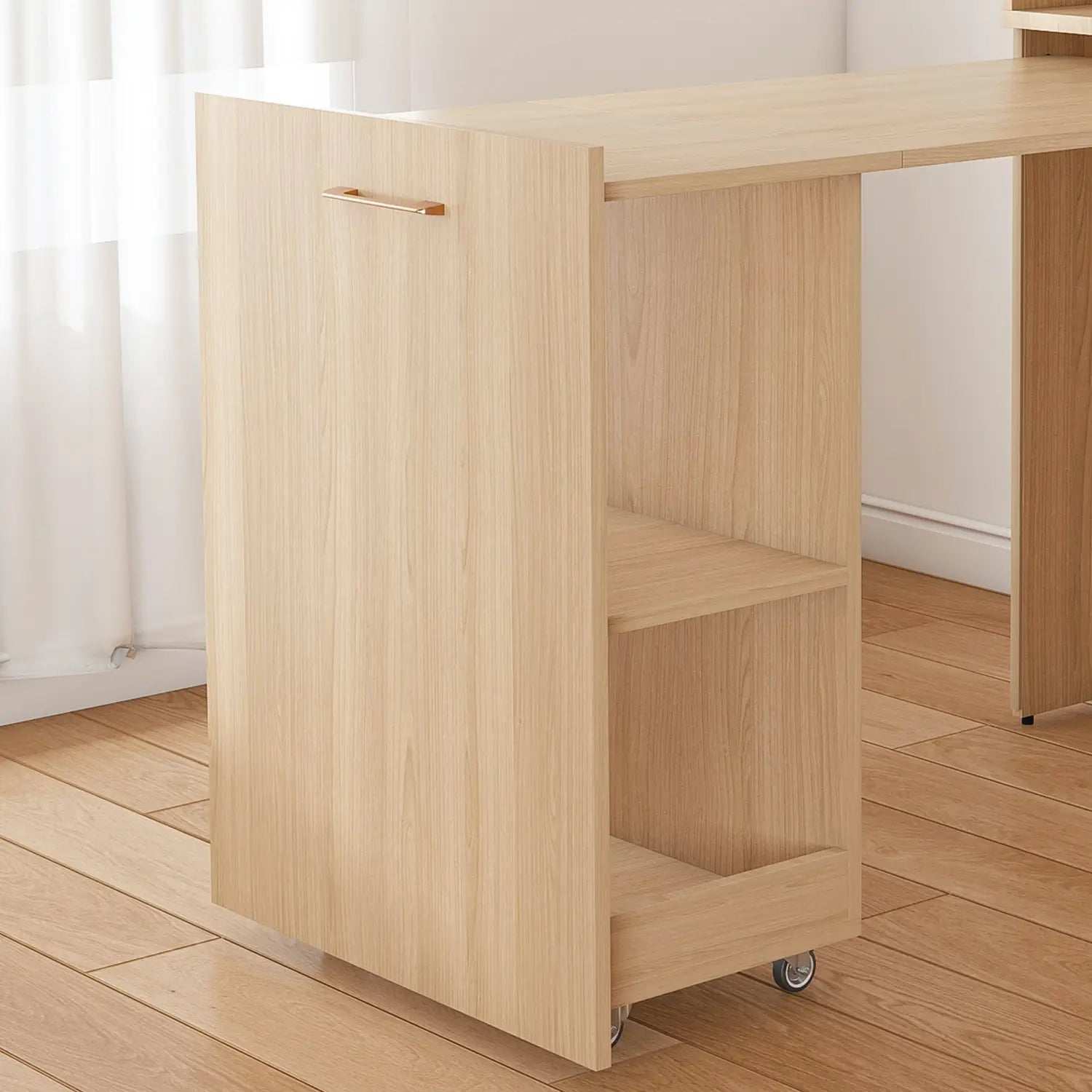 Bureau extensible convertible en finition bois clair avec étagères de rangement à panneaux coulissants et poignée métallique, ainsi que des roues.