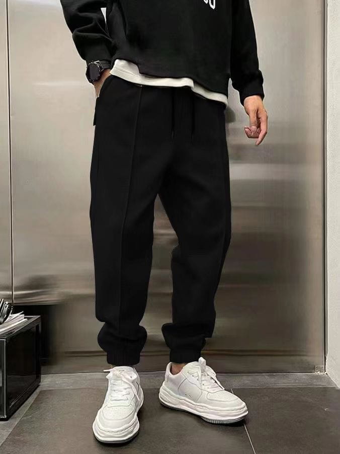 Men’s black fleece drawstring sweatpants featuring tapered legs, ribbed cuffs, and a comfortable drawstring waist.