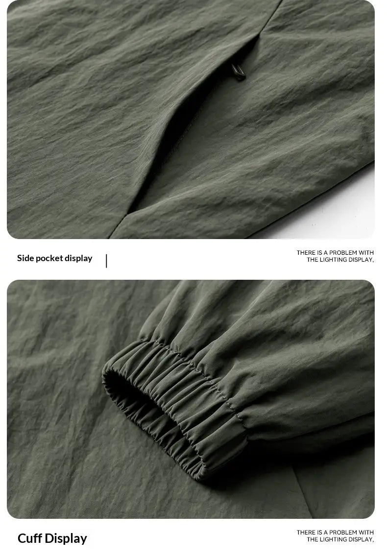 Pantalon en tissu vert olive foncé avec poche latérale et poignets élastiqués, assorti à une veste légère coupe-vent imperméable zippée pour homme