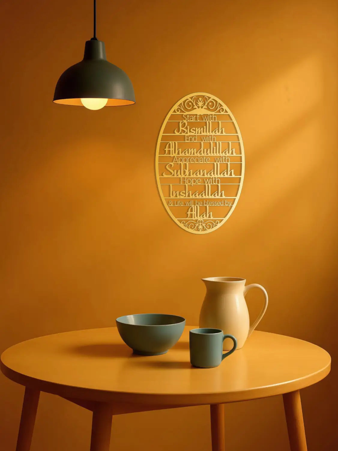 Ein minimalistischer ovaler Wandkunst-Schlüsselhalterhaken in warmem goldfarbenem Farbton mit aufwendigen Ausstanzungen und eingeprägten islamischen Segenswünschen mit dem Titel Bismillah.
