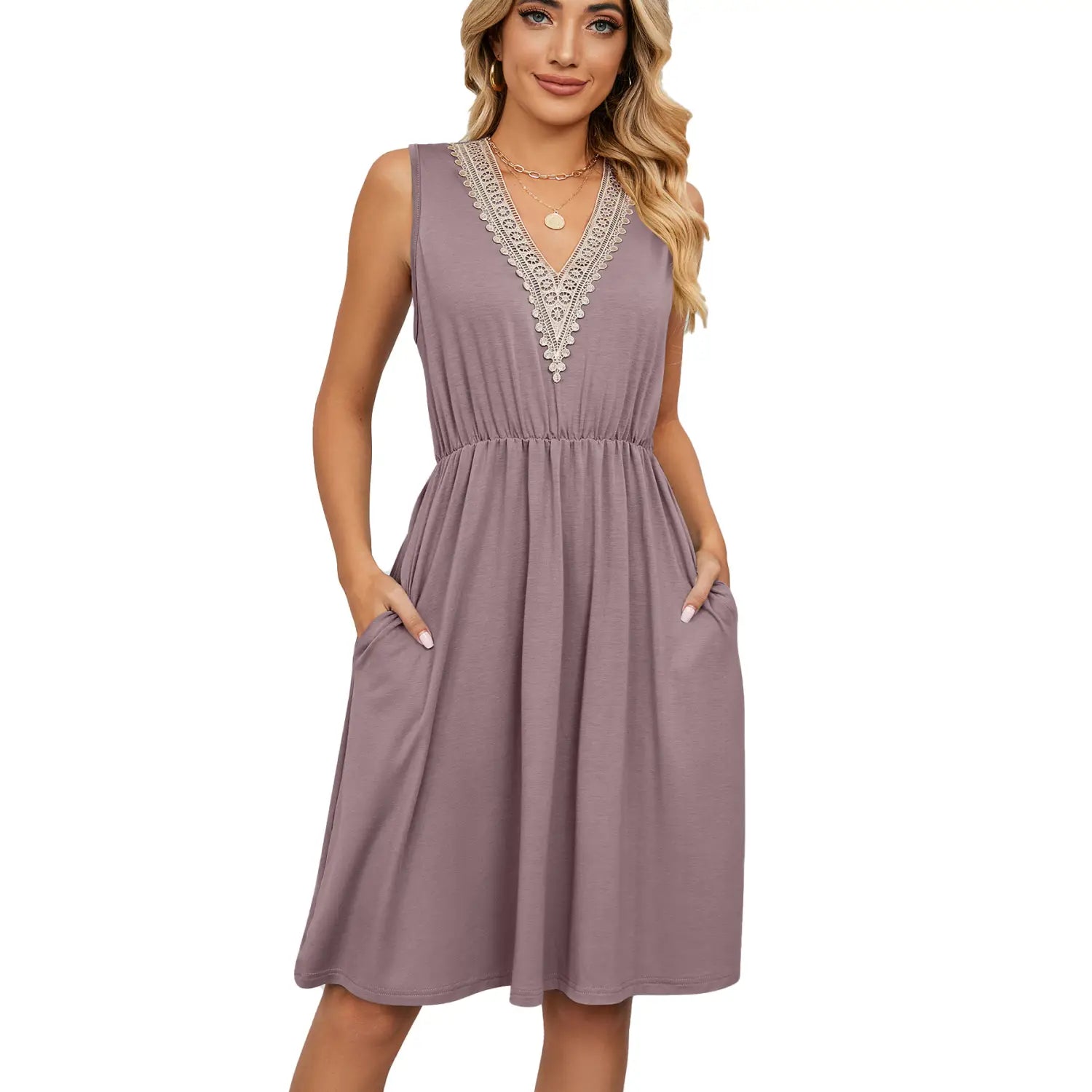 Ein ärmelloses mauves Midi-A-Linien-Kleid mit V-Ausschnitt, zarter weißer Spitzenverarbeitung und seitlichen Taschen.